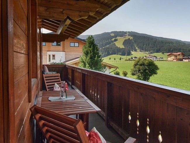 Balkon mit Aussicht auf die Salzburger Bergwelt